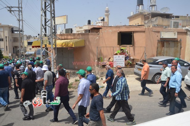 فيديو: كفرقاسم يتيمه اليوم ... الالاف في تشيع المرشد والمؤسس فضيلة العلامة الشيخ عبدالله نمر درويش الى مثواه الاخير